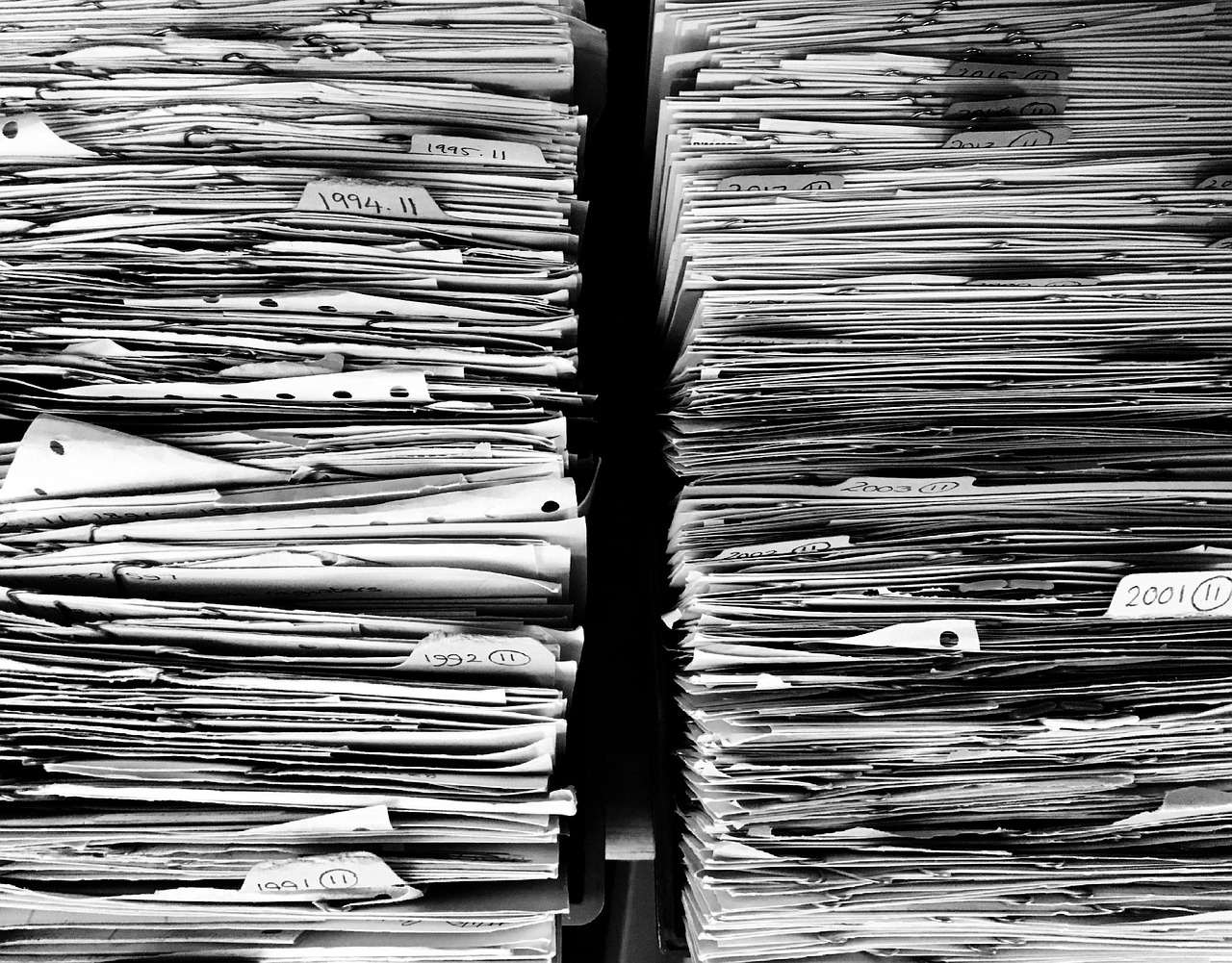 書類が積まれた国税の事務作業の様子