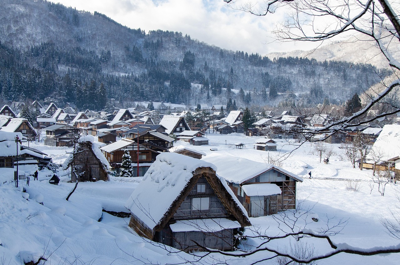 引っ越しで住所が変わった人の住宅街のイメージ・住所変更登記の義務化を解説