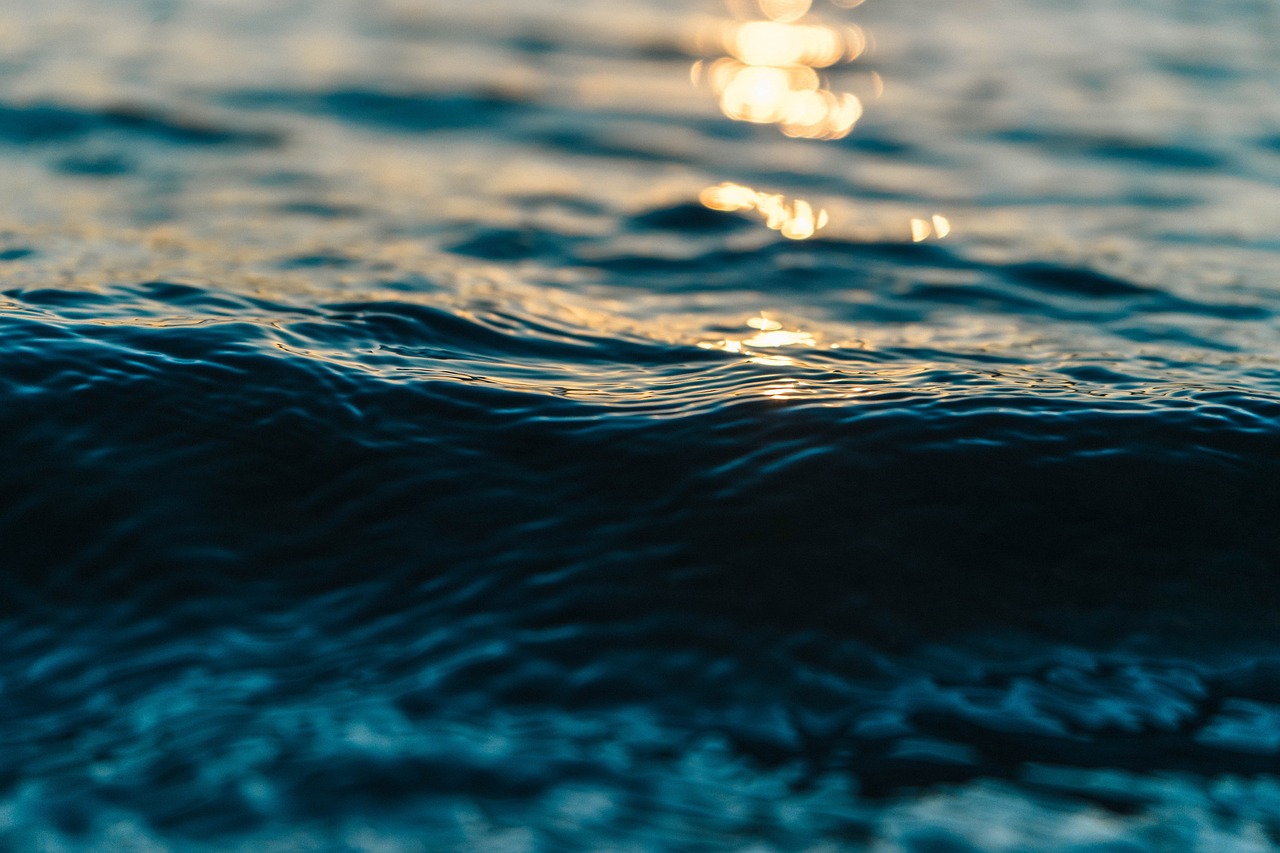 穏やかな夕暮れの海。生前贈与と相続を落ち着いて考えるイメージ
