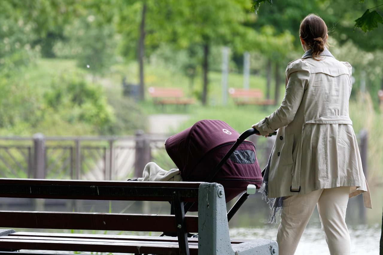 公園を親子で散歩する様子。3人の子育ての日常をイメージ