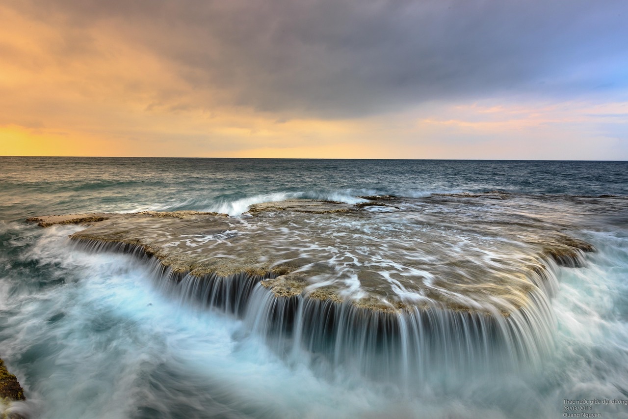 退職所得控除の計算をイメージした穏やかな海の水平線の写真
