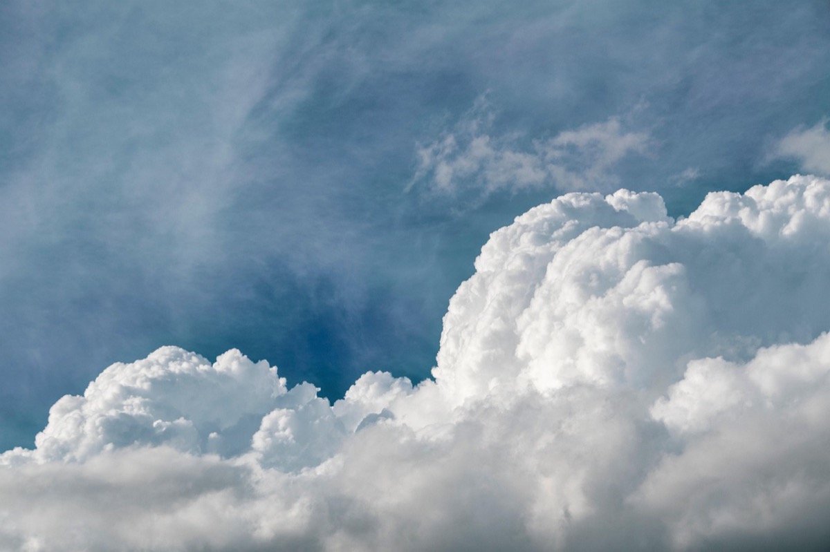 青空と入道雲の写真、視界が開けるような転職への前向きな気持ちを表現