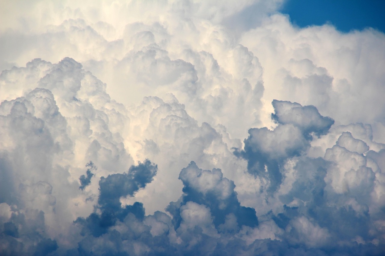 転職を考える人の背中を後押しするような穏やかな青空と雲