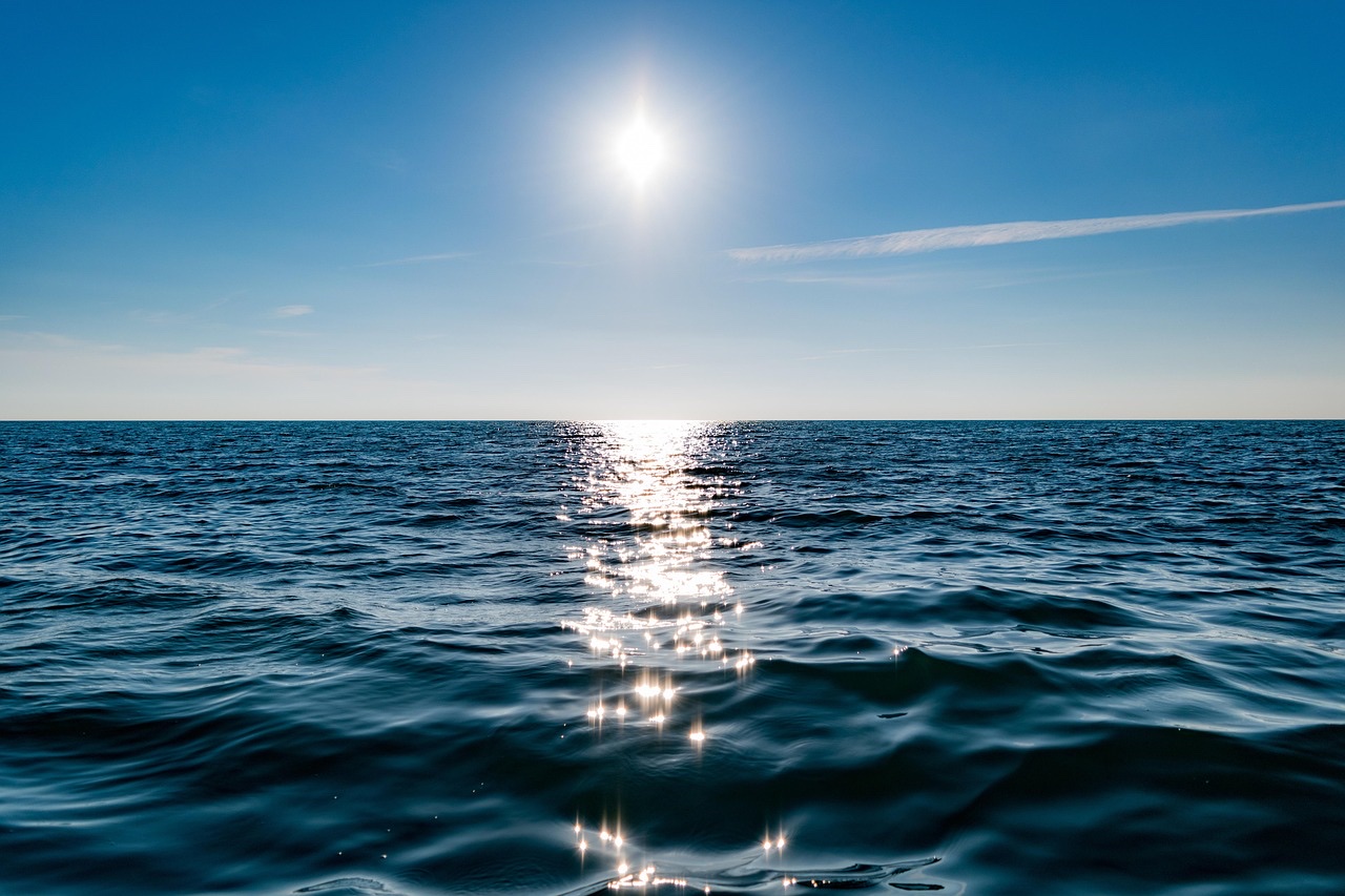 控除の仕組みを理解して安心した気持ちを表す穏やかな海と水平線の風景写真