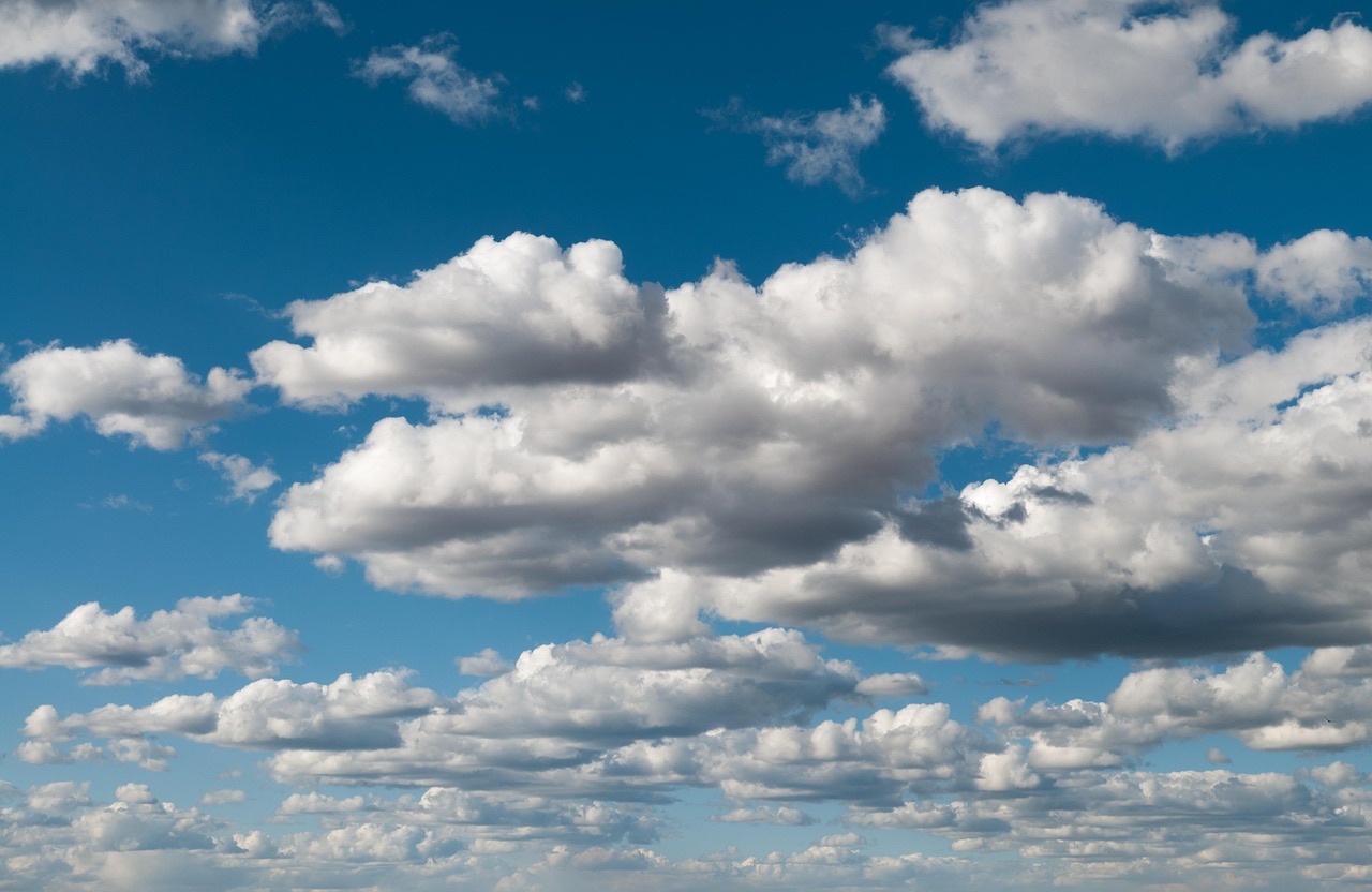 広がる青空と雲、視野が開ける様子を象徴する風景