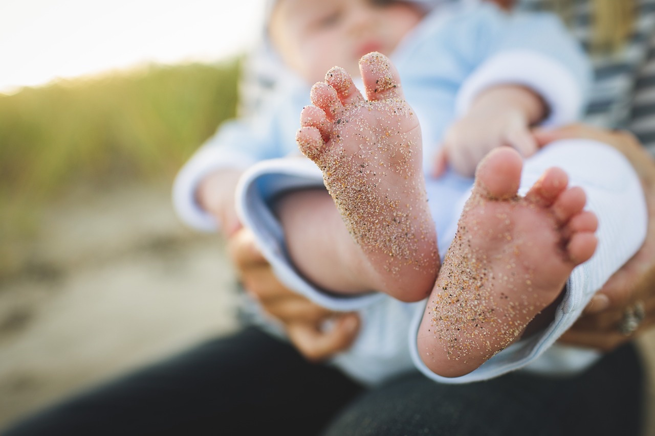 庭を歩く親子、母子保健デジタル化で見守られる穏やかな日常