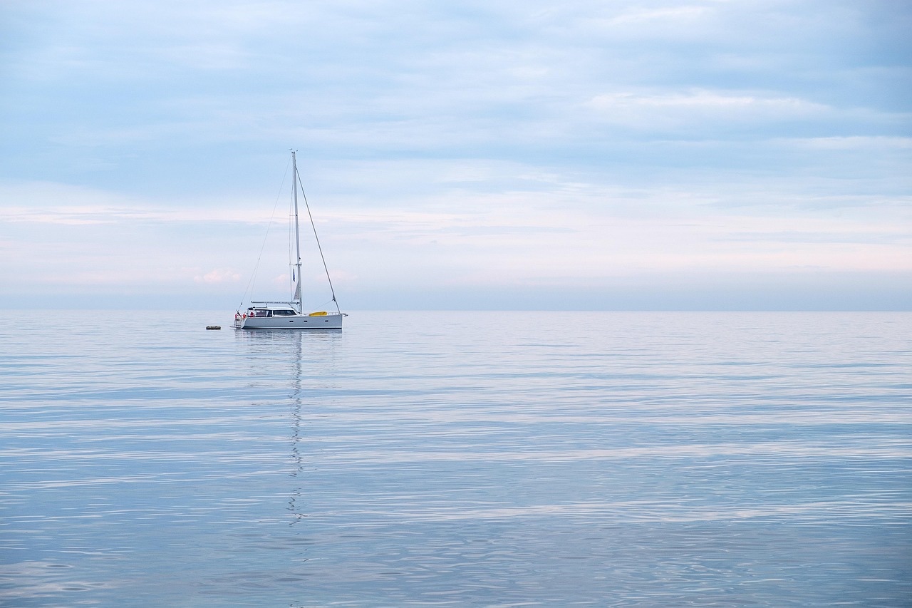 穏やかな海に浮かぶヨットの風景・退職金を受け取る前に確認しておきたい申告書のこと